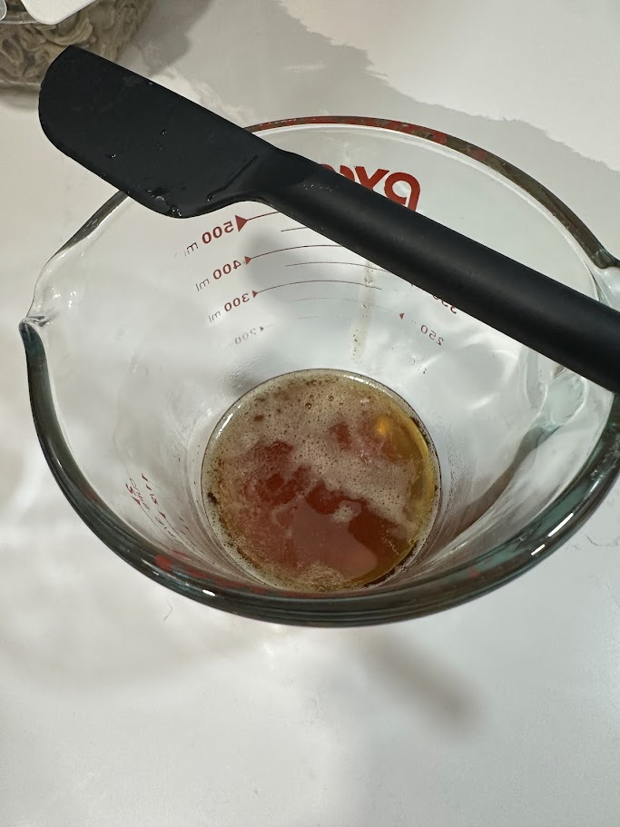 Measuring cup with cooling gel mixture